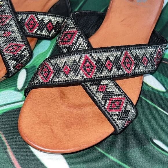 Black and red rhinestone Aztec print yellow box brand sandals - Picture 3 of 4